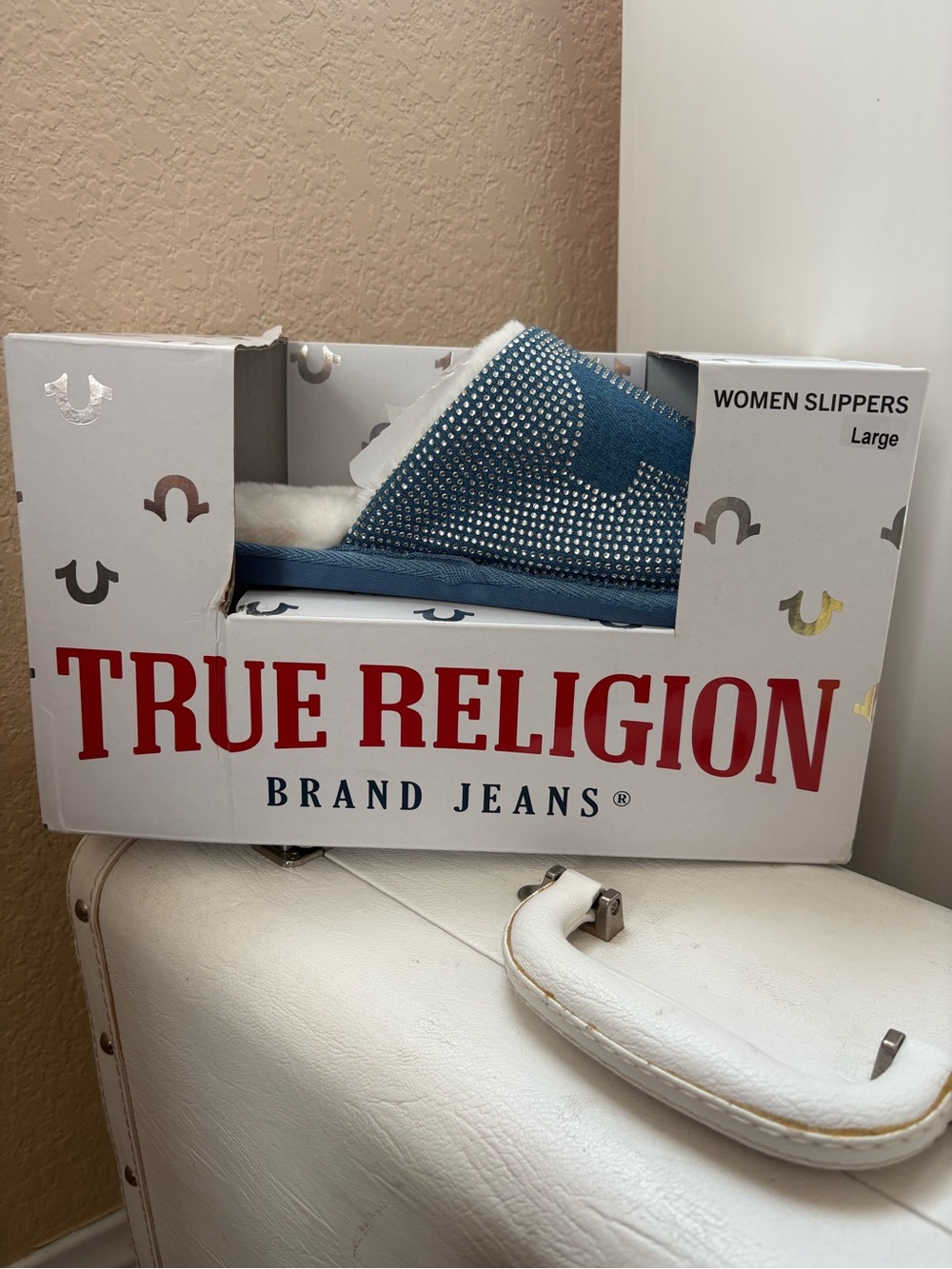💙 True Religion Rhinestone Denim Slippers – Women’s Large fits 8/9 shoe size 💙